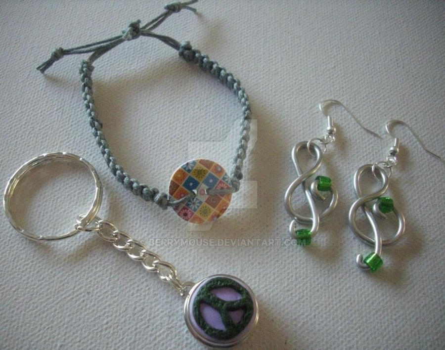 Clef earrings bracelet and key ring