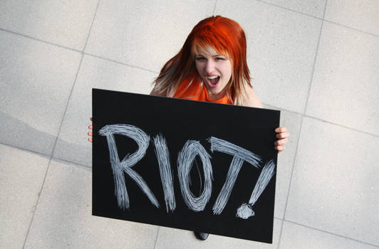 'Hayley Williams' Misery Business RIOT!