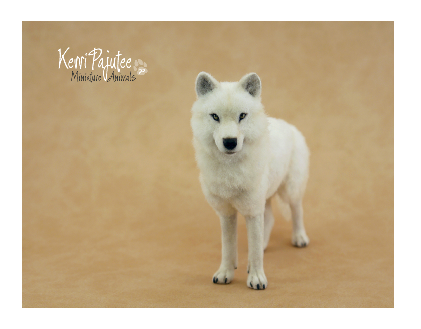 Miniature 1:12 White Guardian Wolf