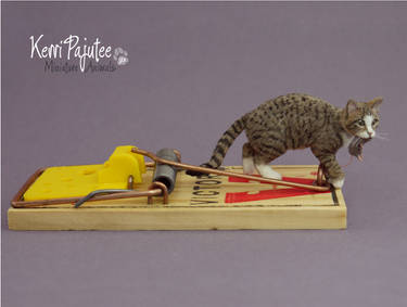 Miniature 1:12 Cat sculpture -- Mousetrap