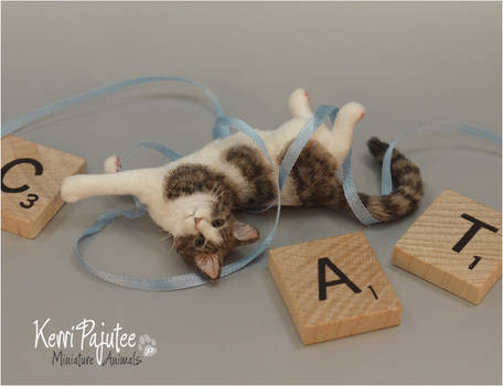 Miniature 1:12 Cat sculpture - Tangled in blue