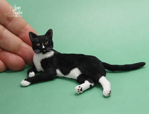 Playscale 1:6 Miniature Tuxedo Cat scuplture