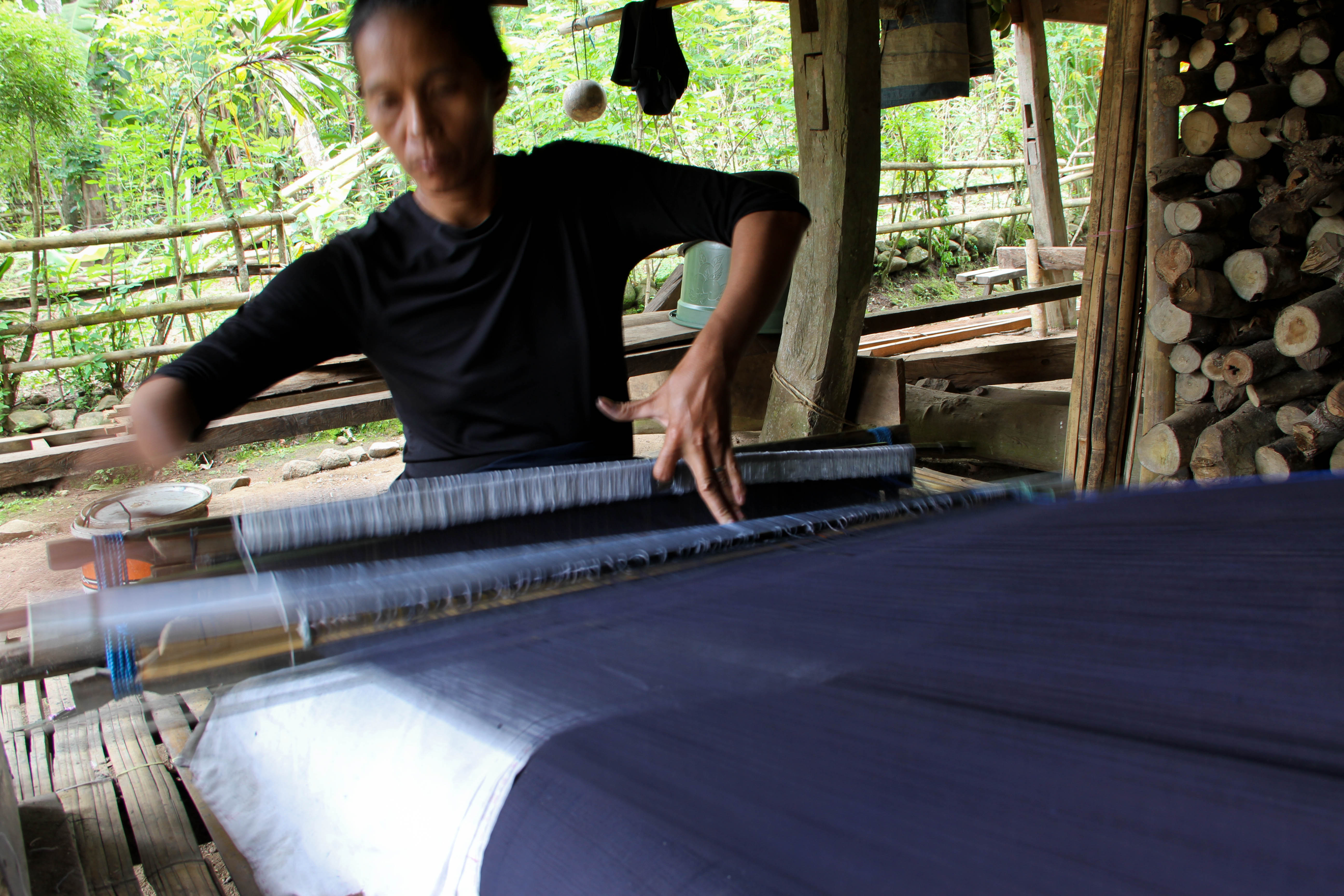 Pembuatan Kain Tradisional Suku Kajang 5