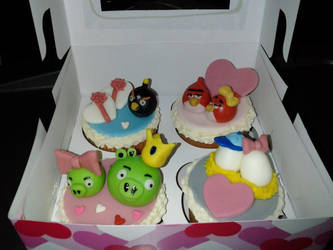 Angry birds valentine cupcakes