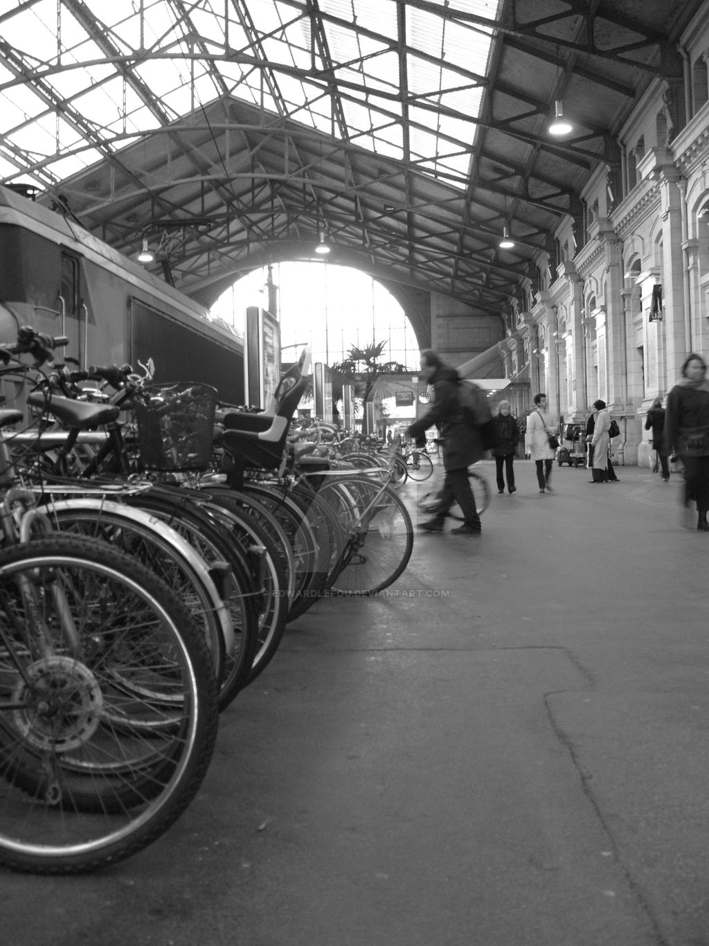 bike in station - velo en gare 1/2
