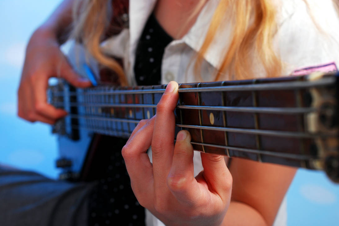 Бесполезно на гитаре. Девушка с бас гитарой. Игра на гитаре девушка. Гитара в руках. Гитара в руках девушки.
