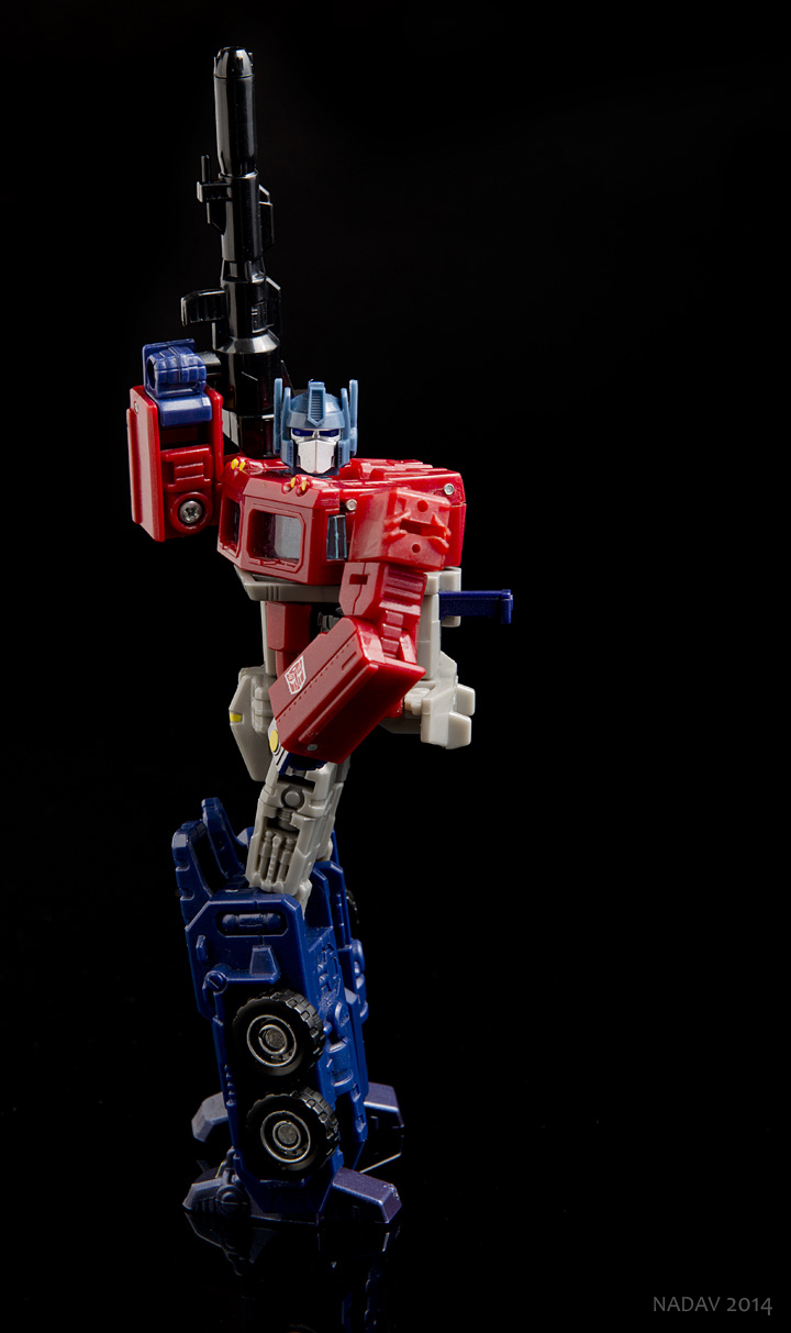 Deluxe Optimus Prime w/ DMY Upgrade Kit (pose 2)