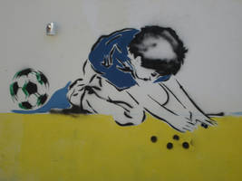 Rapaz a jogar ao berlinde