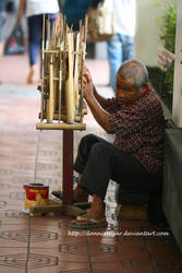 angklung street player