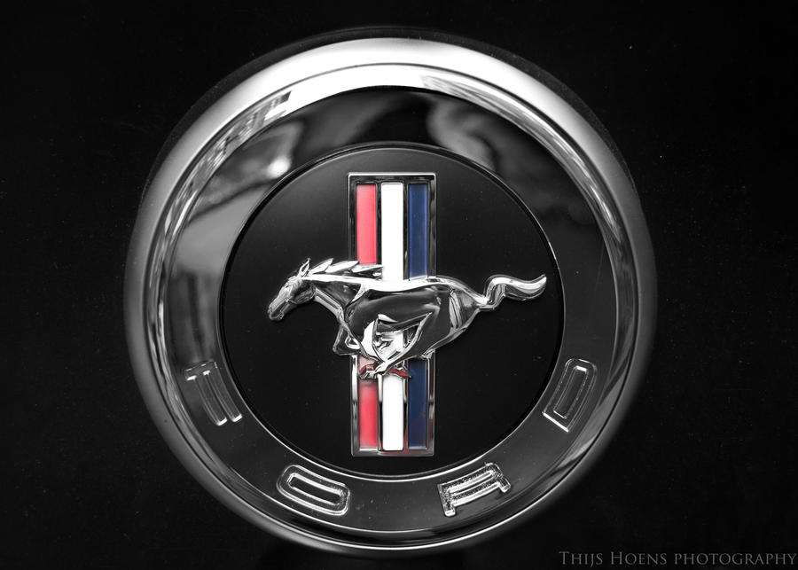 Знак мустанга. Ford Mustang 1967 эмблема. Мустанг значок. Мустанг машина значок. Круглые автомобильные эмблемы.