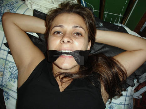 Bequinha gagged and arms up