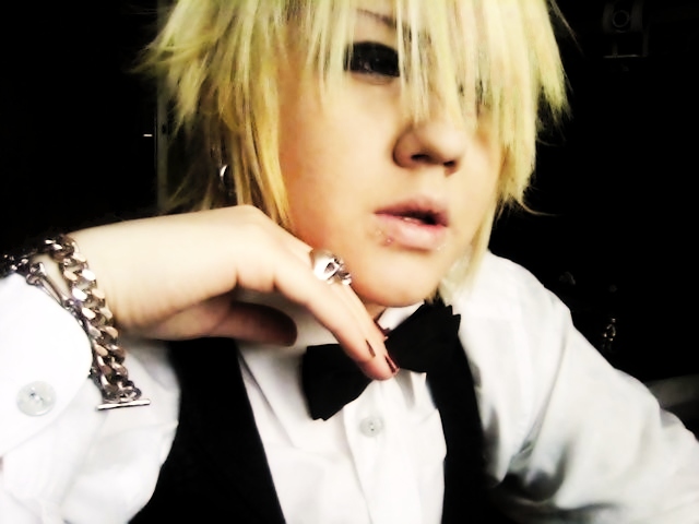 Ruki Waiter Cosplay 2