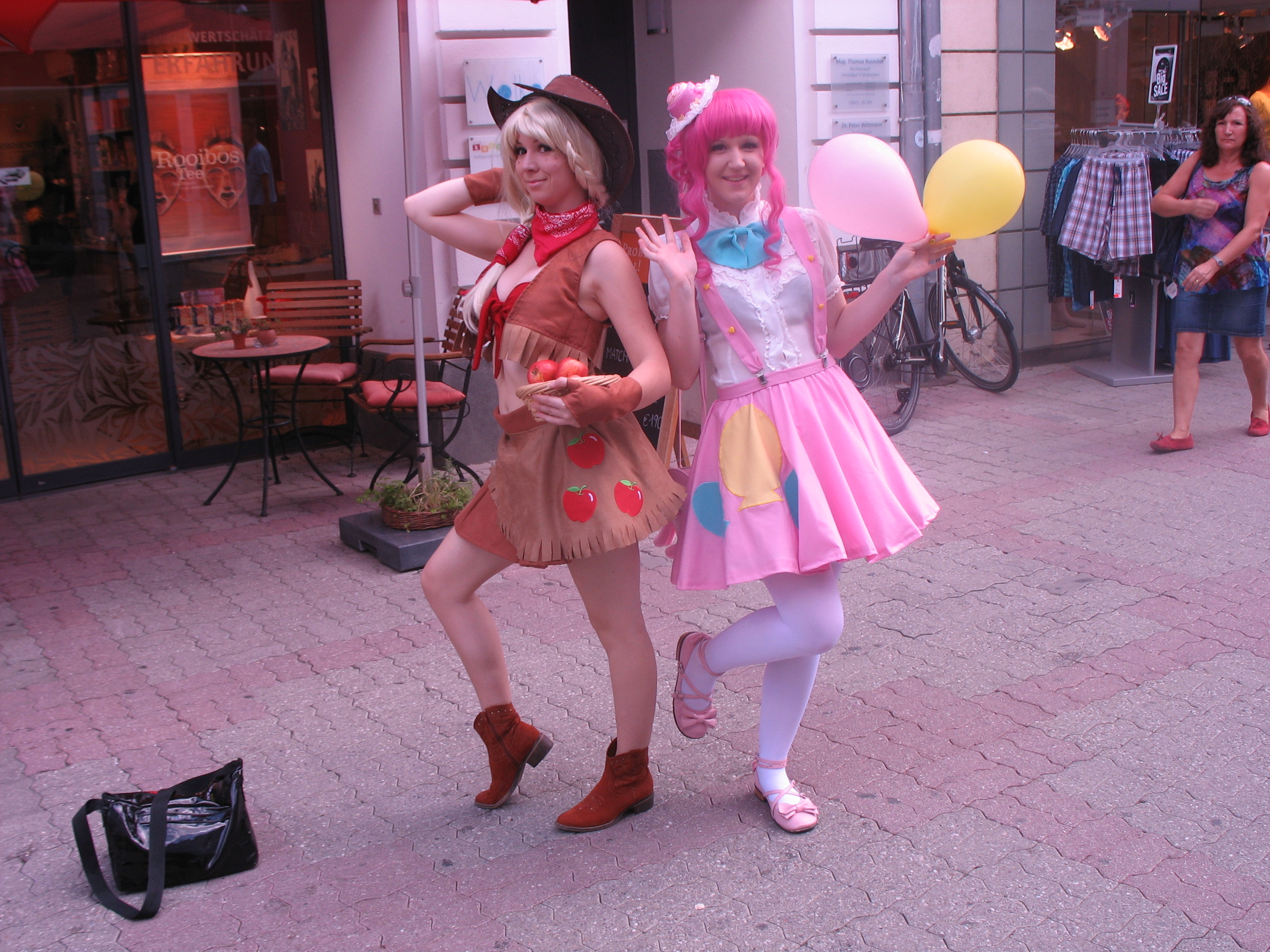 Applejack and Pinkie Pie Cosplayer