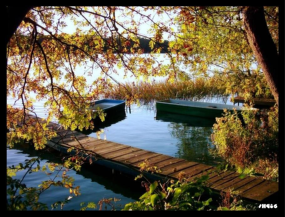 two lonely boats_in autumn