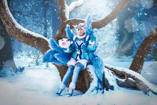 Snowflake Ahri cosplay