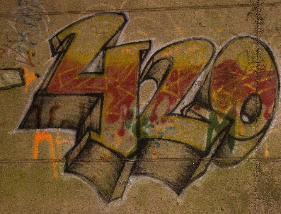 Street life 4. Граффити. Граффити надписи. Четыре граффити. Граффити стрит лайф.