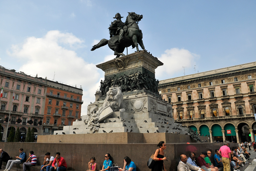 Piazza statue 1, Milan