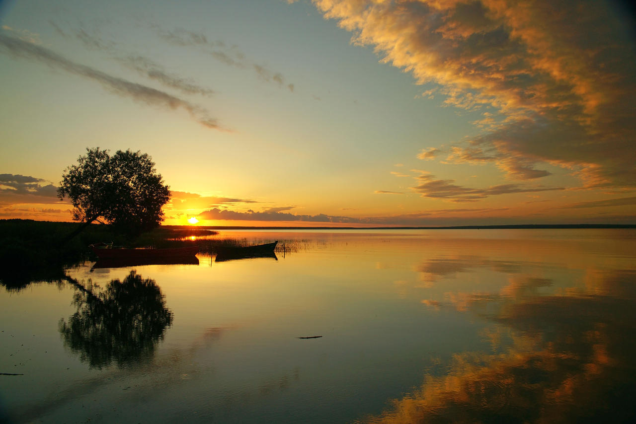 Lake Pleshcheyevo. Sun set