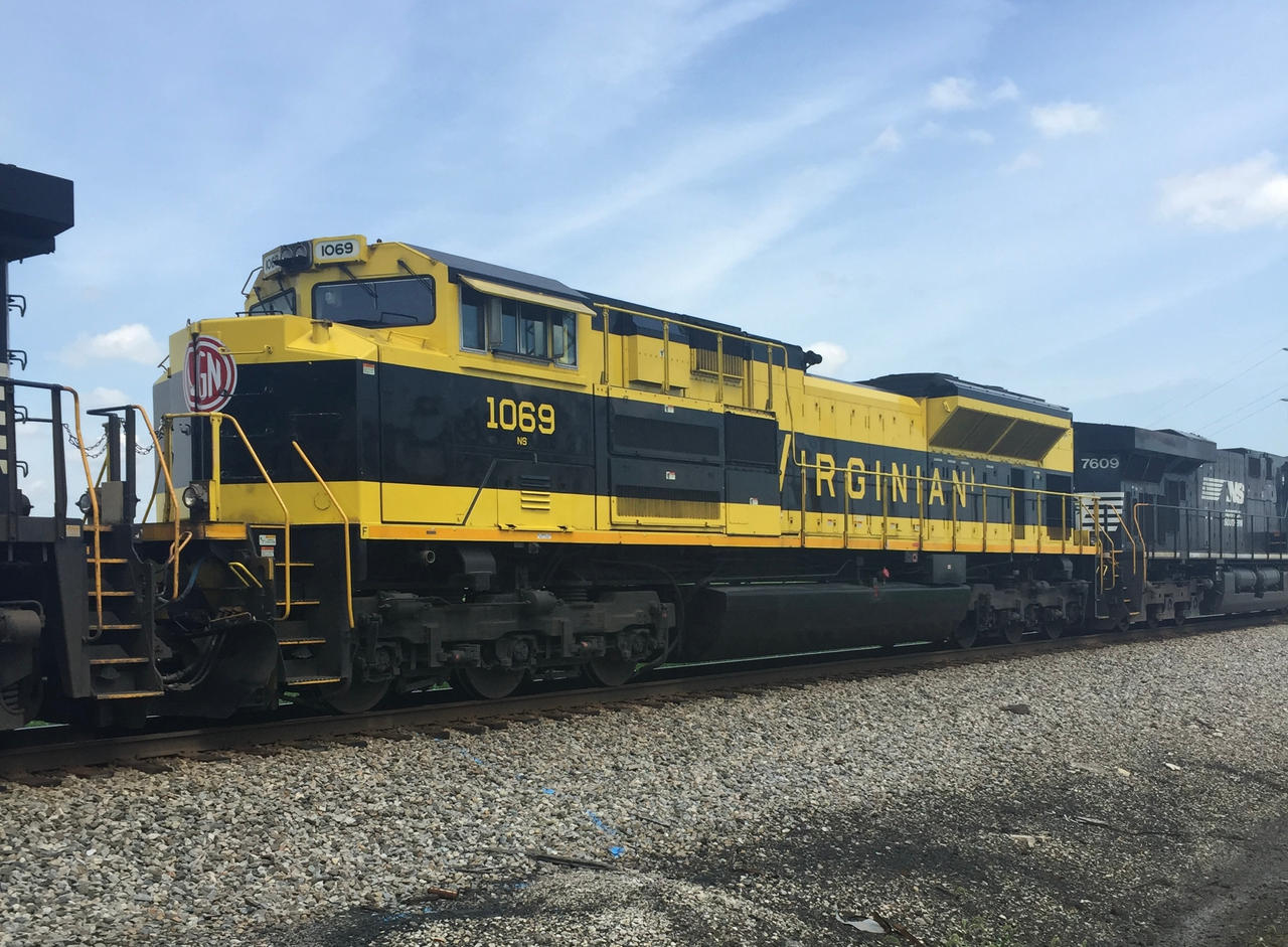 Norfolk Southern 1069 by guyinthebackround on DeviantArt