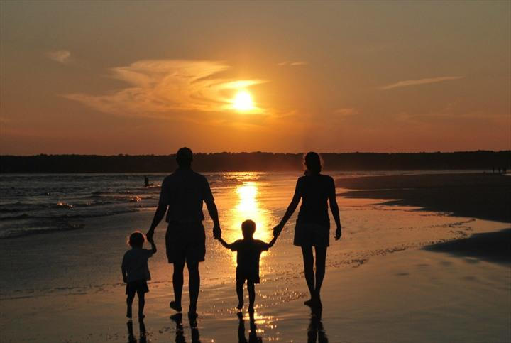 Папу с мамой берегу. Семья на закате. Силуэт счастливой семьи. Семья со спины. Семья на море.