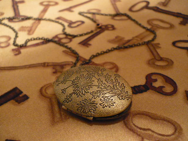 Key hole locket