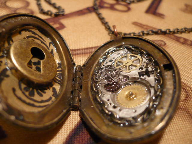 Key hole locket2