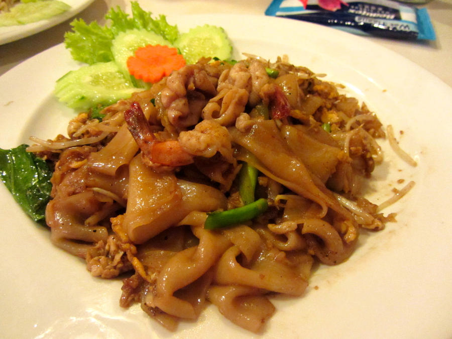 Thai Fried Flat Noodles with Seafood