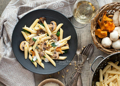 Full grain pasta with sauce of cream and mushrooms