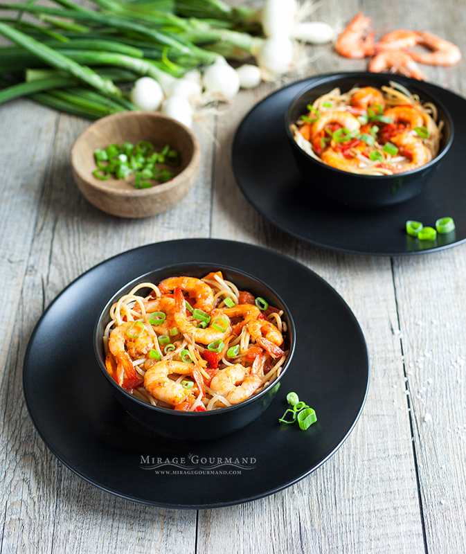 Full-grain noodles with bean sprouts and shrimps.