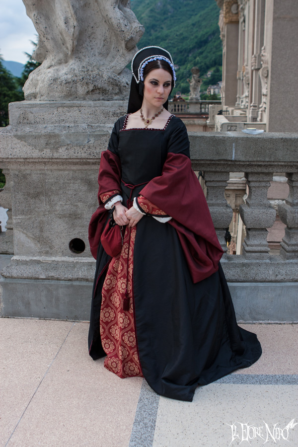 Tudor black dress (XVI century) by DanielleFiore on DeviantArt Tudor black dress (XVI century) by DanielleFiore on DeviantArt