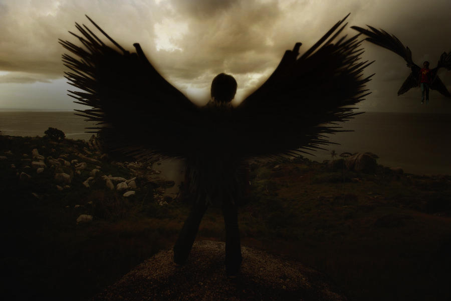 Ангел мужчина спиной. Мужчина с крыльями. Черный ангел. Парень с крыльями. Ангел с черными крыльями со спины.