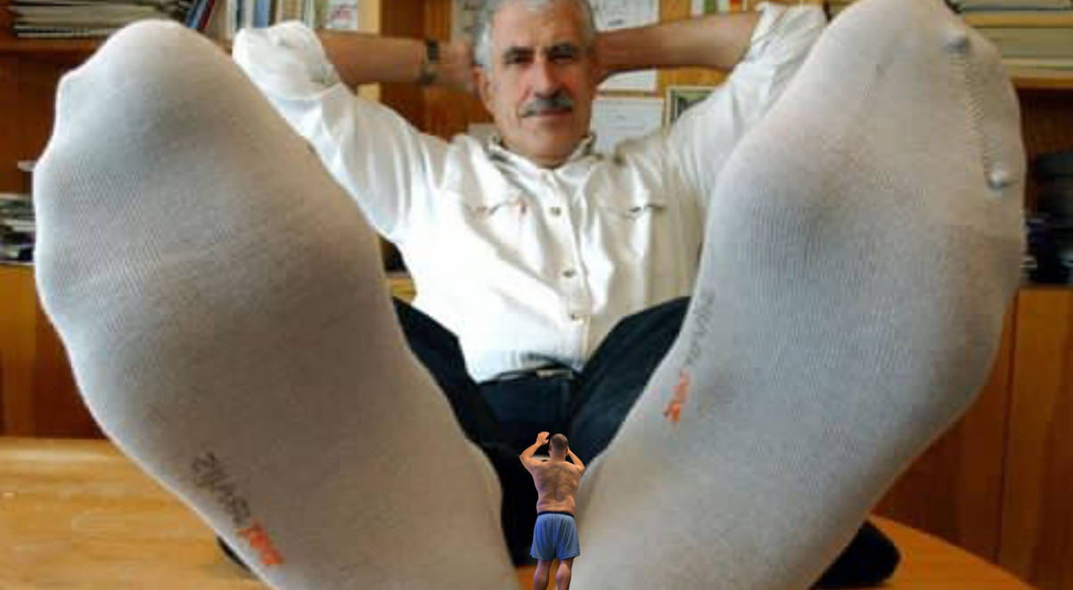 Пятки муж. Огромные носки. Мужские ступни в грязных носках. Ножки мужчины в носках.