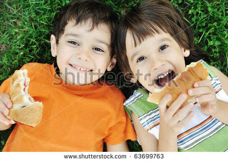 2 random kids eating sammiches