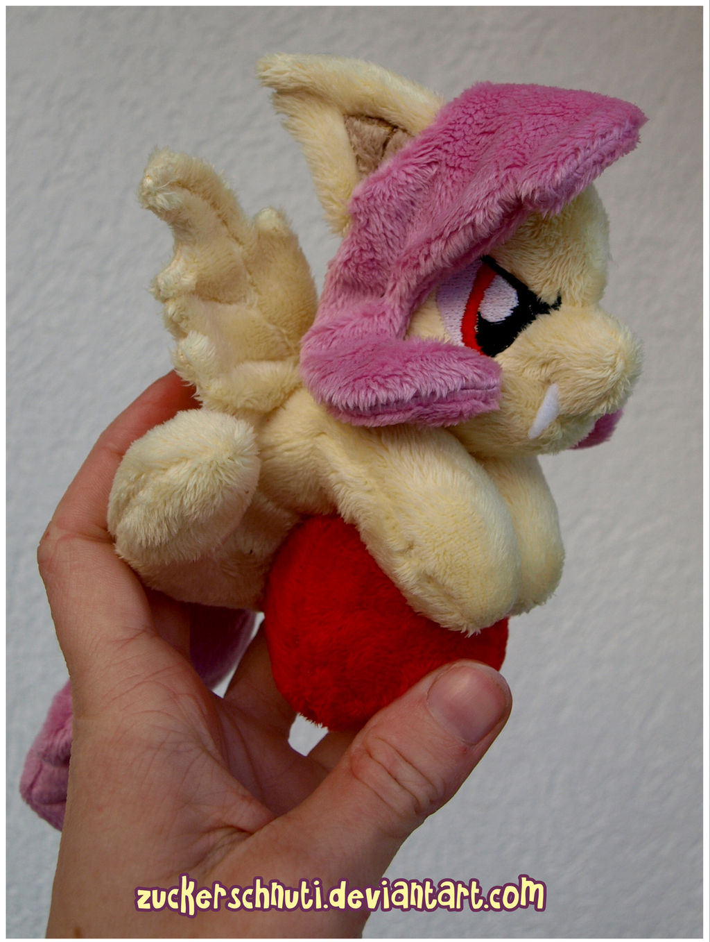 Tiny Flutterbat with apple by zuckerschnuti