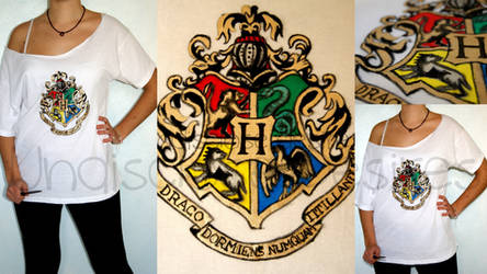 Hogwarts' Crest - Harry Potter -Tshirt - Handpaint