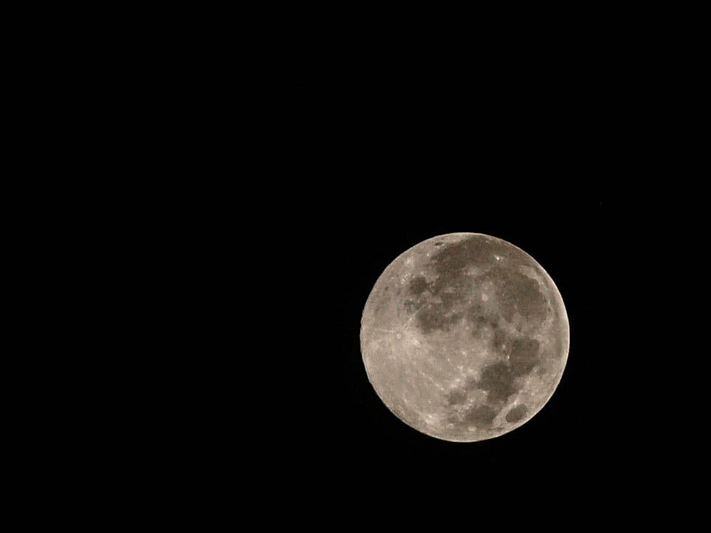 Слушать светлая луна. Луна с близкого расстояния. Луна полнолуние в телескоп.