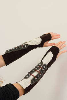 Gloves with shoelaces