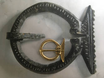 Alemannic brooch replica and original