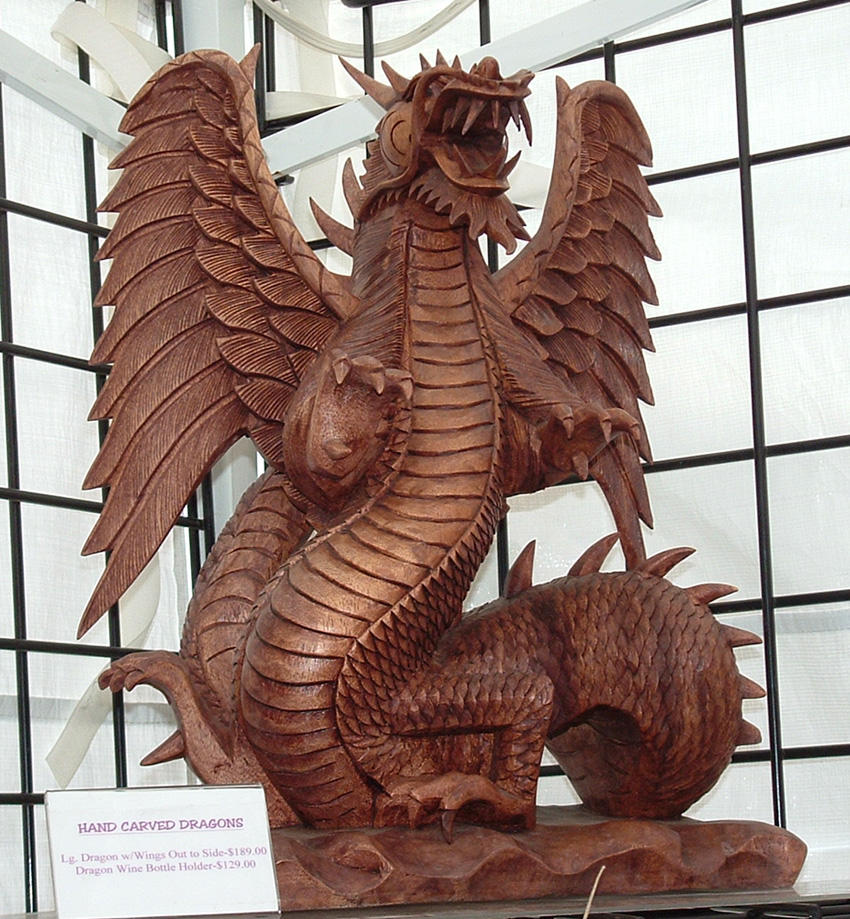 Деревянный дракон какой год. Дракон скульптура. Деревянный дракон. Резной деревянный дракон. Дракон вырезанный из дерева.
