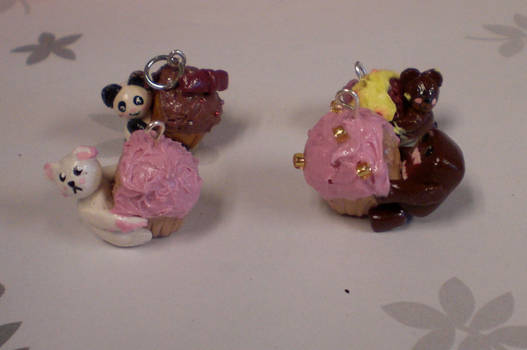 Cute cupcake eating animals