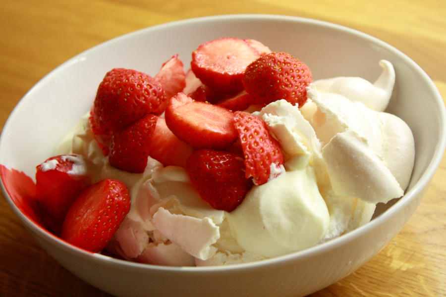 Pavlova - homemade meringue by Itti