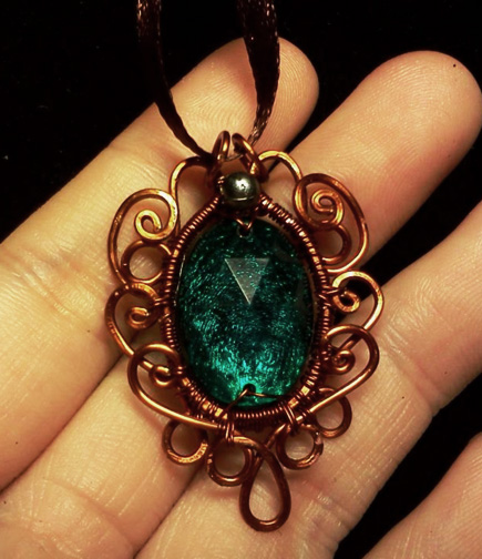 Simple vintage wire pendant