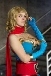 DC Bombshell Supergirl -Look at my glove!