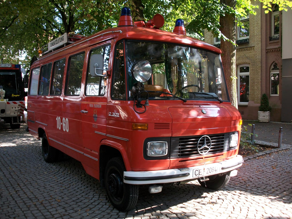 Daimler motor fire engine: as strong as 32 firefighters Daimler motor fire engine: as strong as 32 firefighters