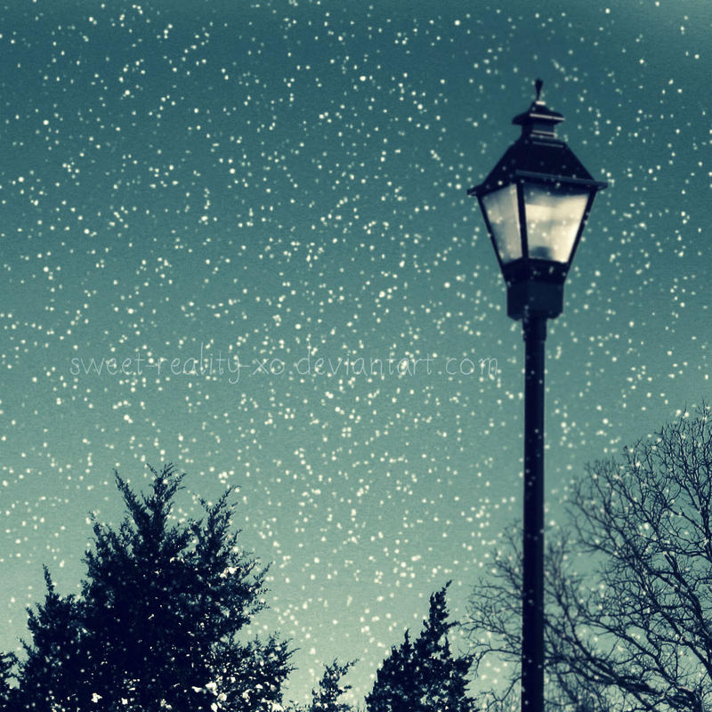 На город вечер упадет. Снег фонарь. Ночной снегопад. Падающий снег. Снегопад вечером.