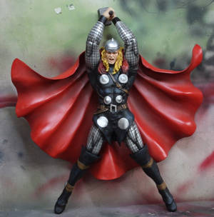 THOR 1:4 SCALE STATUE