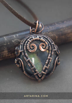 Wire wrapped round necklace