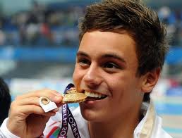 :O LOOK AT HIM!! (that's tom Daley btw, Journal)