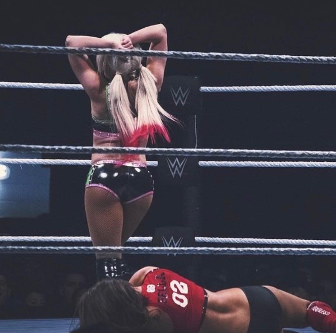 Vs nikki. WWE Nikki Bella Alexa Bliss. Alexa Bliss vs. Алекса Блисс против Ронды Роузи. Alexa Bliss с пучками.