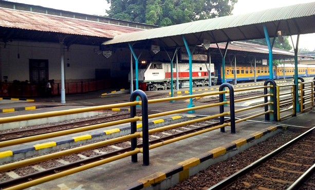 Peron Stasiun Surabaya Gubeng